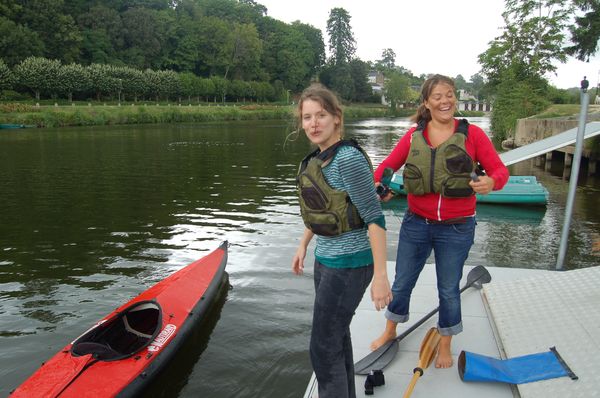 Parées pour l'aventure sur la rivière Mayenne en kayak pliant