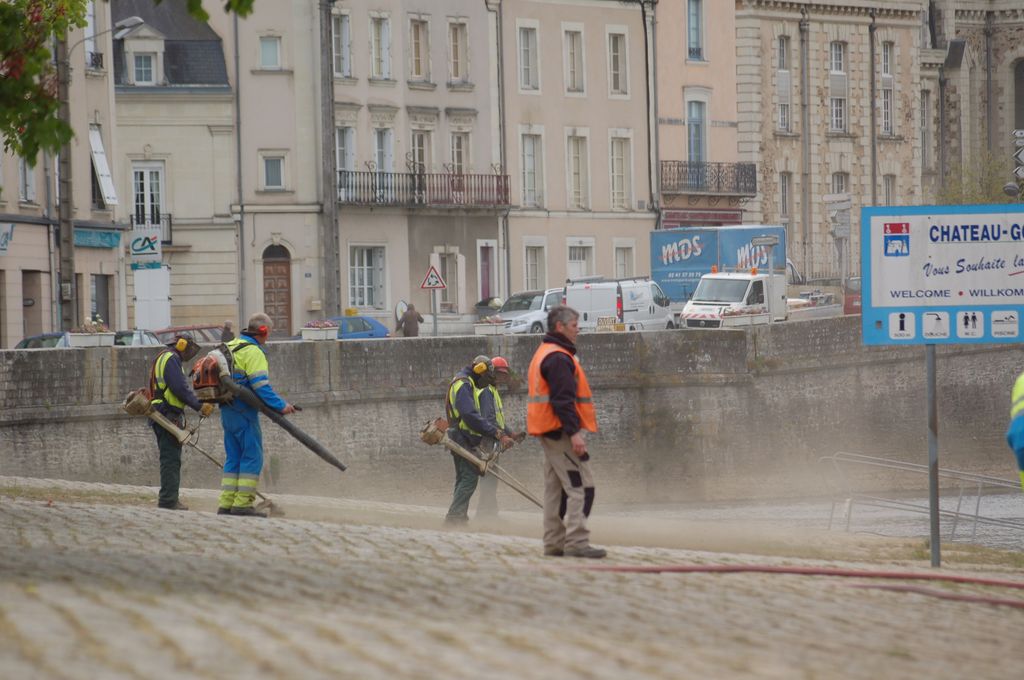 nettoyage du quai du port de plaisance de Château-Gontier