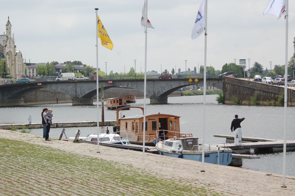 arrivée des Toues Mayenne au port canotika de Château-Gontier