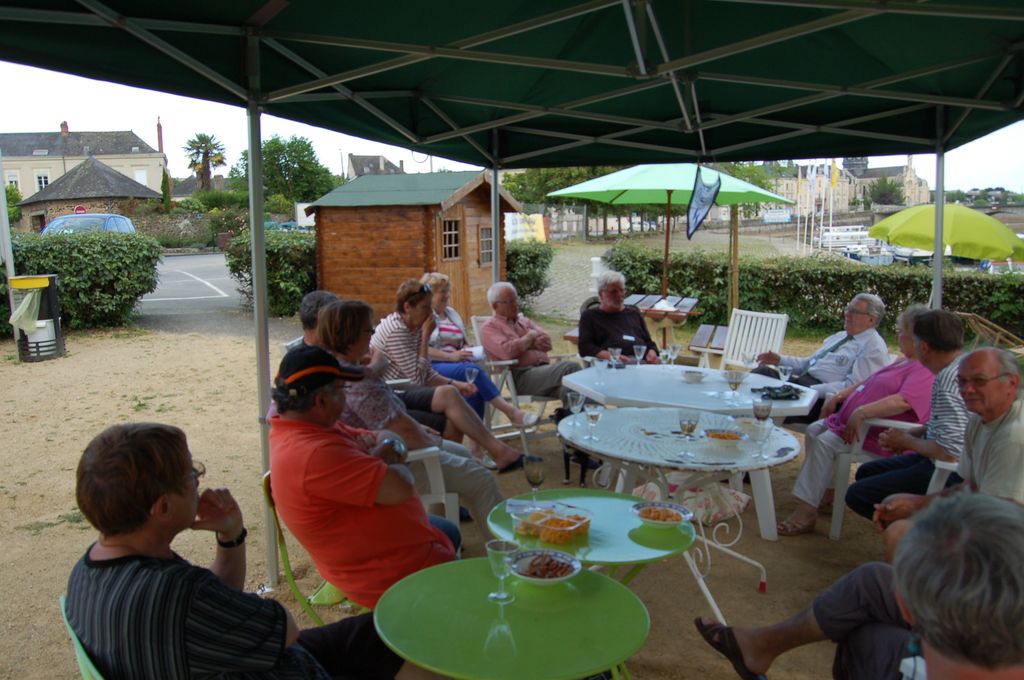 les membres de l'anpei lors de l'accueil au port de plaisance de château-gontier