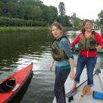 Parées pour l'aventure sur la rivière Mayenne en kayak pliant