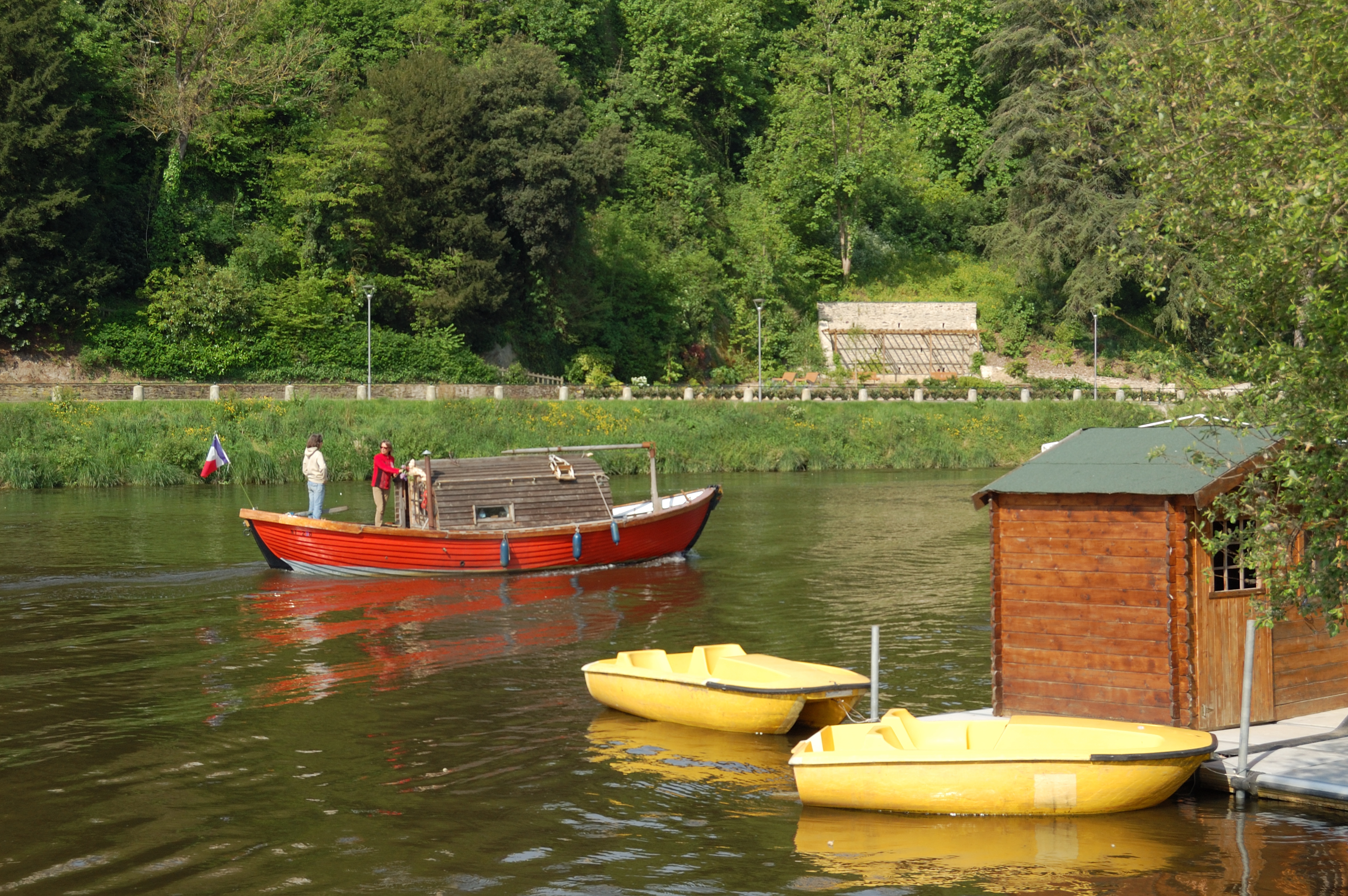 passage d'un bateau de plaisance ancien devant la capitainerie